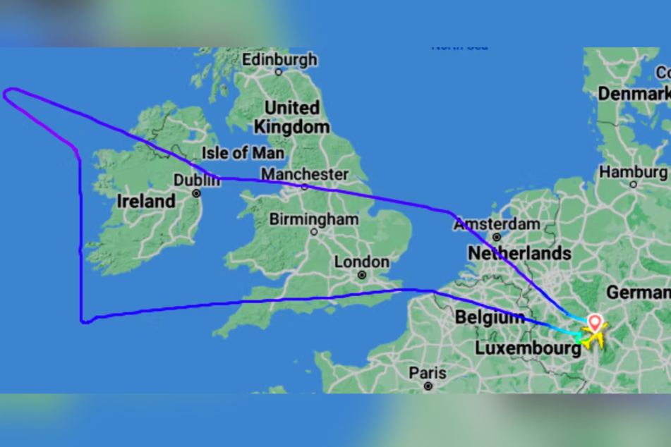 Der Verlauf der Route zeigt, dass der Lufthansa-Flieger kurz nach Irland wieder in Richtung Frankfurt umkehren musste.