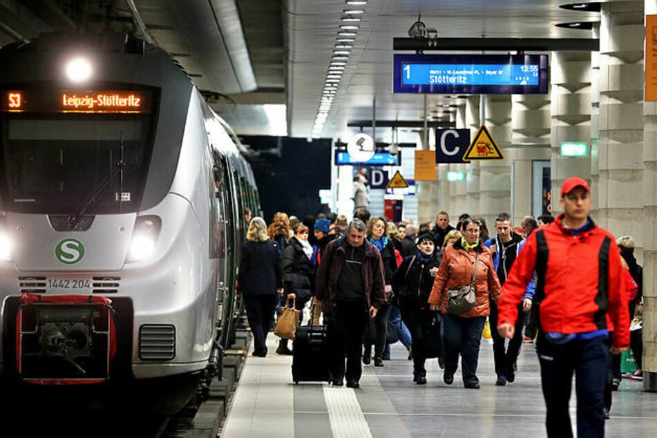 In einer Leipziger S-Bahn hat ein unbekannter Maskenverweigerer der Zugbegleiterin mit der Faust ins Gesicht geschlagen. (Archivbild)
