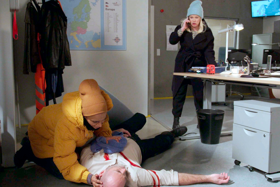 Sandra (Theresa Hübchen, v.r.n.l.) ruft den Krankenwagen, als sie den blutenden Malte (Marcus Bluhm) und Anette (Sarah Masuch) in der Spedition findet.
