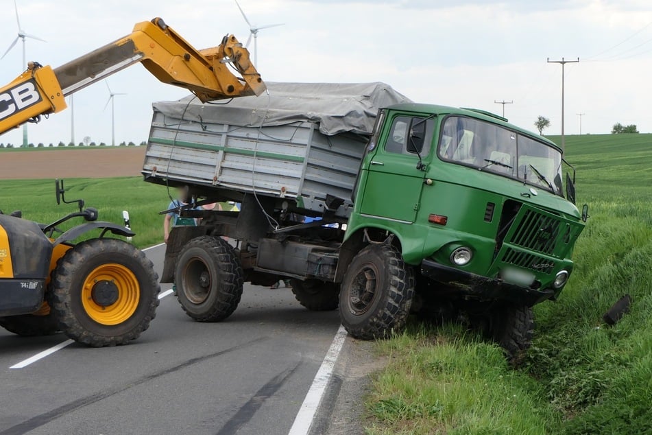 Der Fahrer blieb glücklicherweise unverletzt. Der DDR-Oldie musste anschließend abgeschleppt werden.