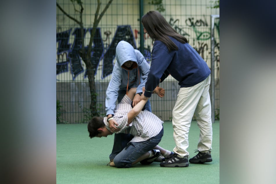 Gewalt auf dem Schulhof. Täter und Opfer kennen sich oft, sind dem Kindesalter kaum entwachsen. (Symbolfoto)