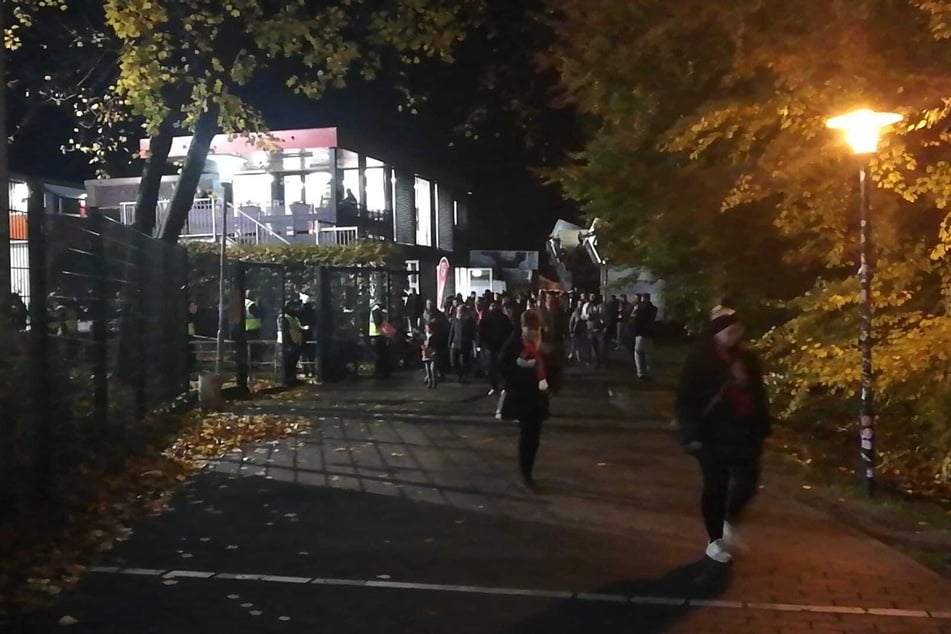 Die Fans trotzen dem Schmuddelwetter und strömen nach und nach ins Stadion.