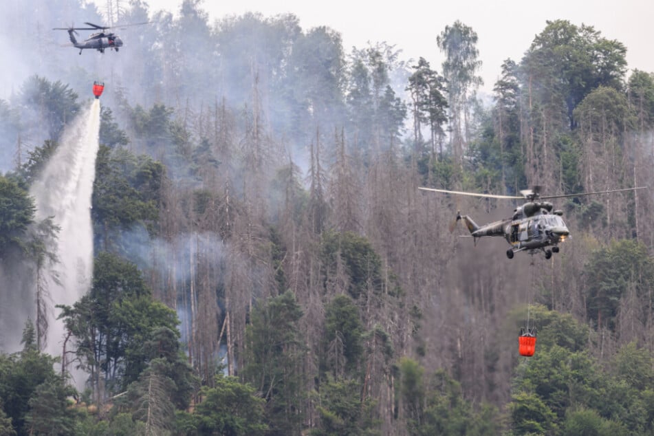 Helikopter im Einsatz gegen die Flammen im tschechischen Nationalpark Böhmische Schweiz in Hrensko nahe der Grenze zu Sachsen.
