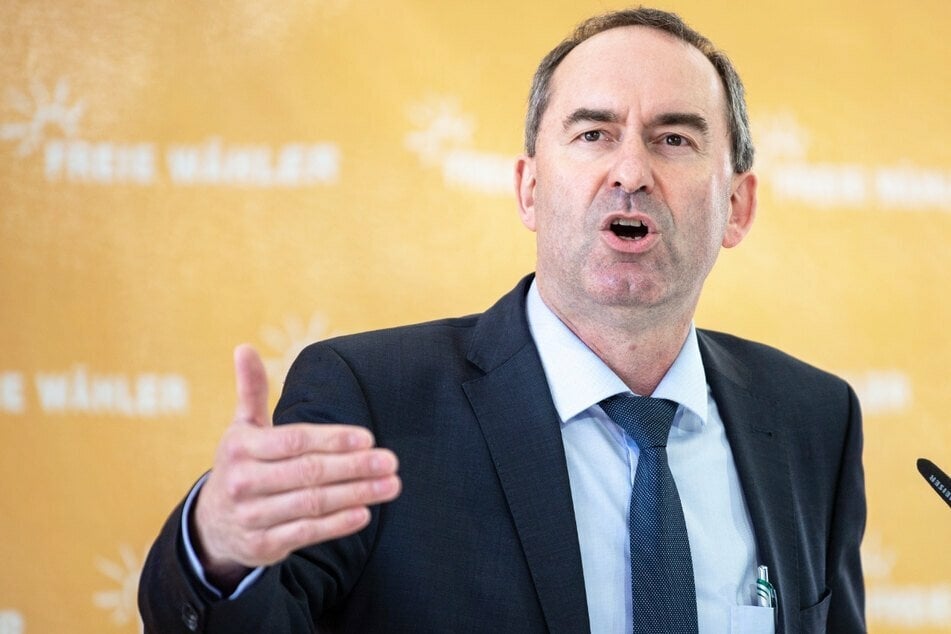 Bayerns stellvertretender Ministerpräsident Hubert Aiwanger (50) will kostenlose Antikörpertests, statt Bratwürste für Impfungen.