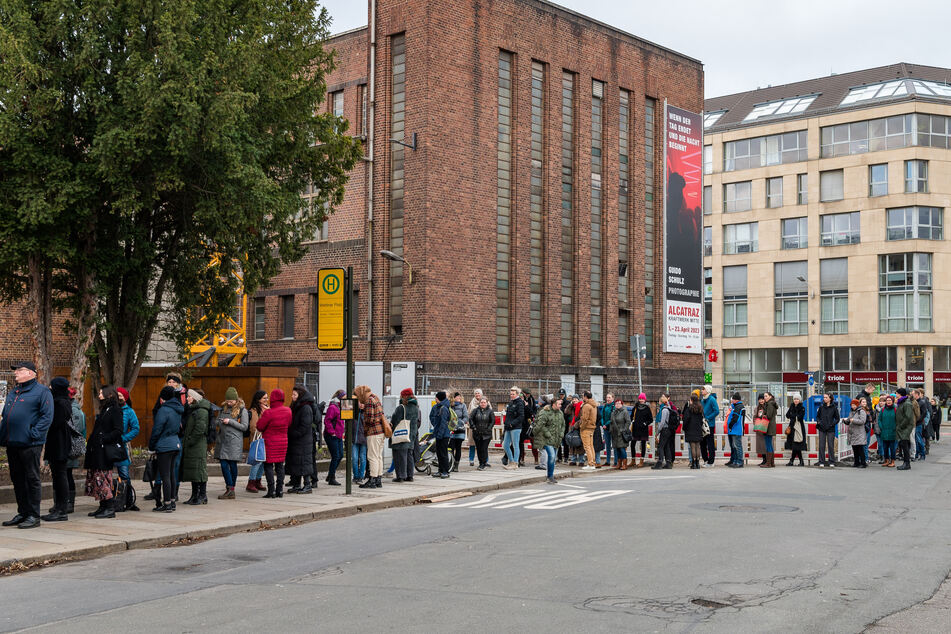 Dresden: Schlange vor der Dresdner Staatsoperette: Warum stehen die Menschen hier an?