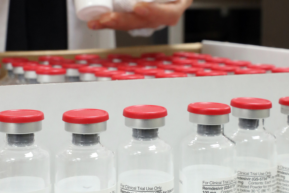 Ein medizinischer Mitarbeiter überprüft am Seoul National University Hospital Flaschen des antiviralen Medikaments Remdesivir für Patienten, die mit dem neuen Coronavirus infiziert sind. Die US-Regierung hat sich einen Großteil der bis September anvisierten Produktionsmenge des Corona-Mittels Remdesivir gesichert.