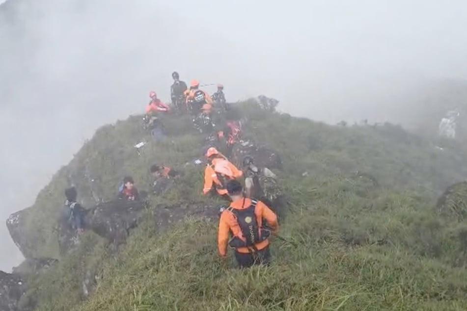 Členové záchranného týmu pátrají po ztraceném stroji v okolí hory Bulusaraung v indonéské provincii Jižní Sulawesi.