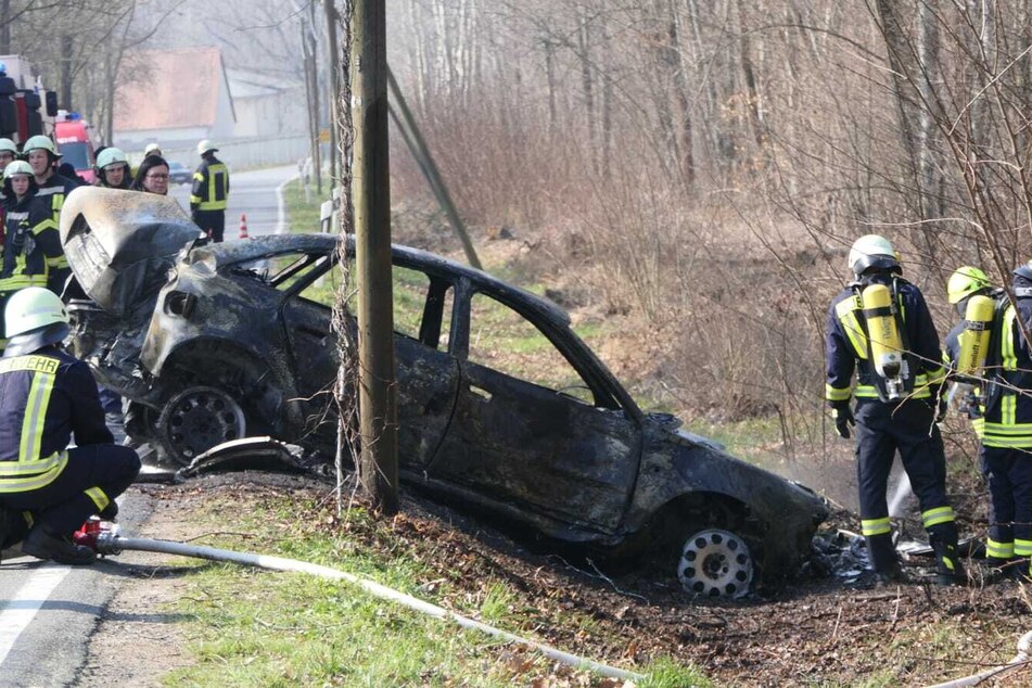 Auf der Klingaer Straße zwischen Brandis und Polenz ist am Samstag ein Audi in Flammen aufgegangen.