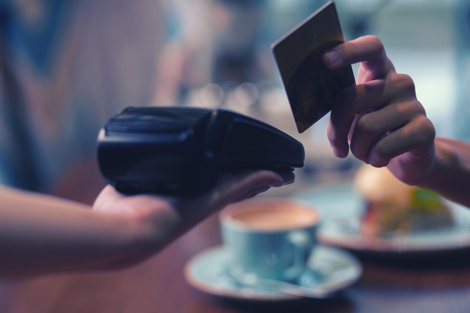 In Frankreich wurde ein vermögender Italiener von einem Kellner gebeten, seine Kreditkarte ein weiteres Mal zu zücken und mehr Trinkgeld zu geben. (Symbolbild)