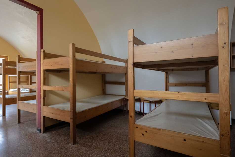 Die Betten in Schullandheimen bleiben leer: Klassenfahrten werden teurer und belasten Eltern und Schulen. (Symbolbild)