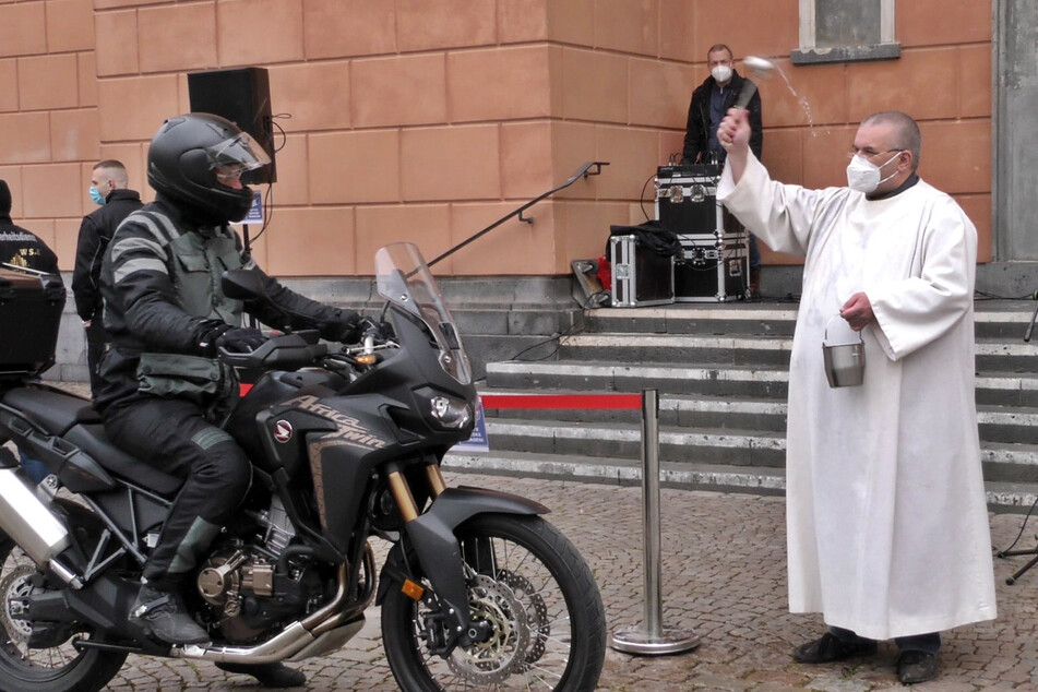 Biker nehmen kirchlichen Segen für sichere Saison entgegen