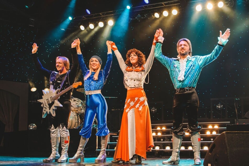 V.l.n.r: Jules Dodd als Björn, Rachel Hiew als Agnetha, Dominique Lacasa als Anni-Frid und Jarek Jeziorowski als Benny bringen rund 30 Songs der schwedischen Kultband auf die Bühne des St. Pauli Theaters.