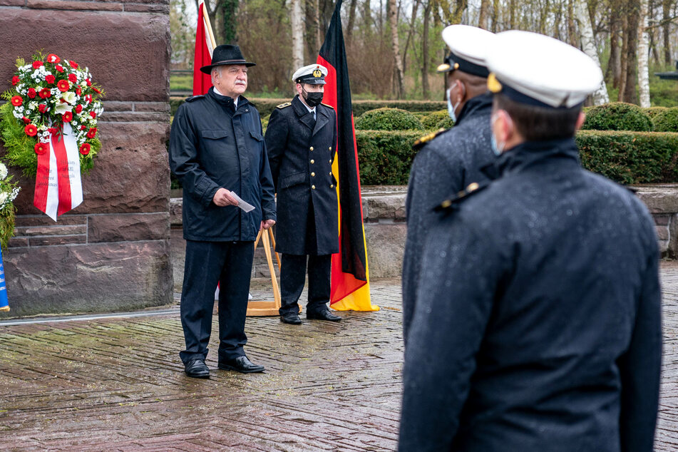 Michael Setzer (l), Präsident des Verbands Deutscher U-Bootfahrer, spricht bei der Kranzniederlegung.
