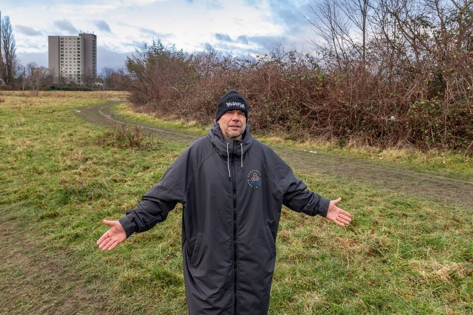 Weg vom Wasser hinter eine Hecke: Betreiber Martin Riedel (52) am neuen Standort, wo er nach dem Willen der Verwaltung seine Container-Bauten inklusive Gastro aufbauen soll.