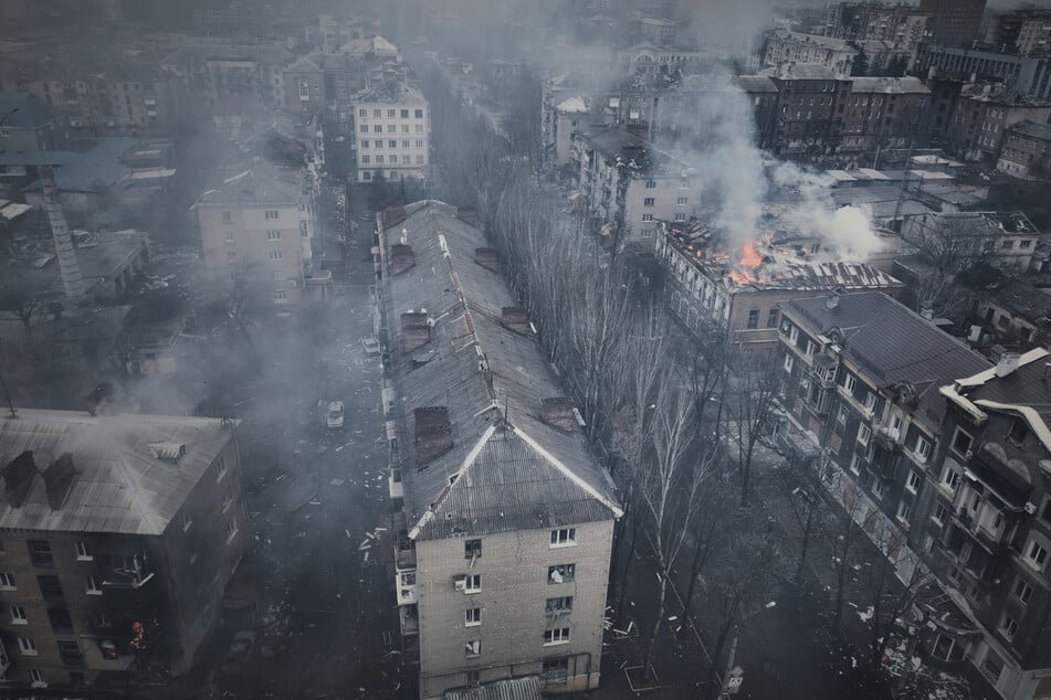 Rauch steigt Ende März dieses Jahres aus brennenden Gebäuden in Bachmut auf, die von russischen Truppen bombardiert wurden. Einen Ausweg aus dem Krieg haben die Delegierten beim G20-Treffen nicht besprochen.