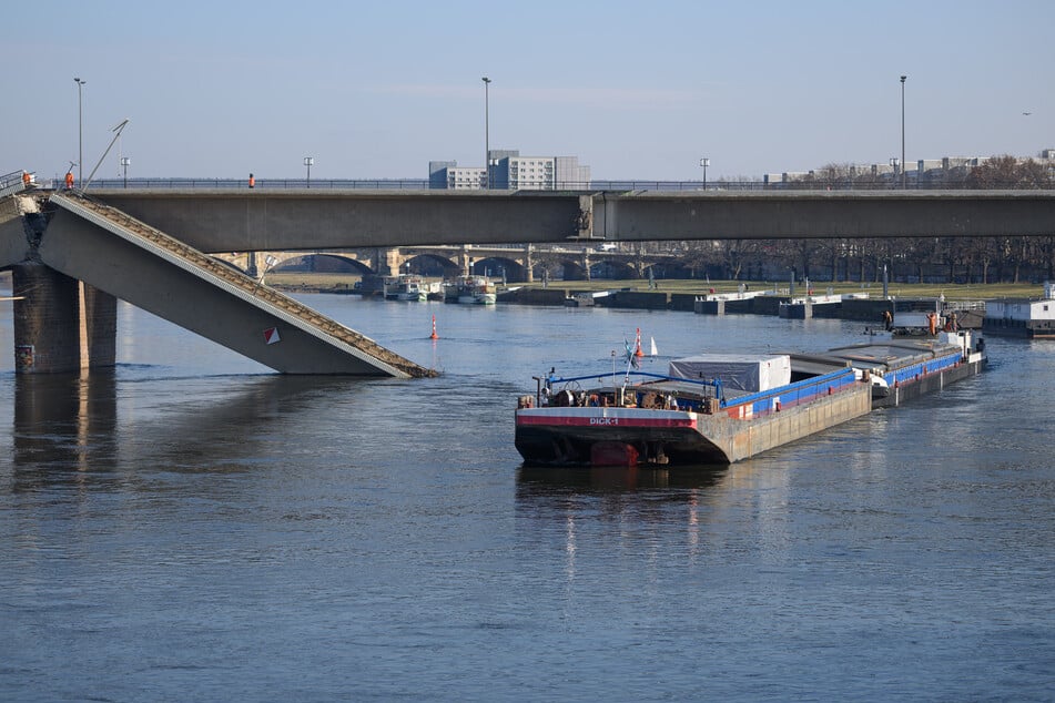 Am 3. Februar unterquerte das Motorschiff "Dick I" die Carolabrücke. An Bord befanden sich 650 Tonnen Düngemittel.