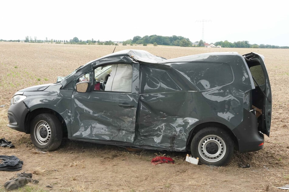 Mit Totalschaden landete der Mercedes auf einem angrenzenden Feld.