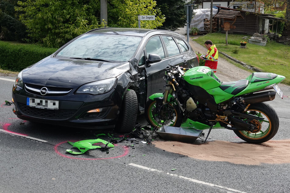 Auf der Straße liegen Verkleidungsteile der Kawasaki. Der Biker kam schwer verletzt ins Krankenhaus.