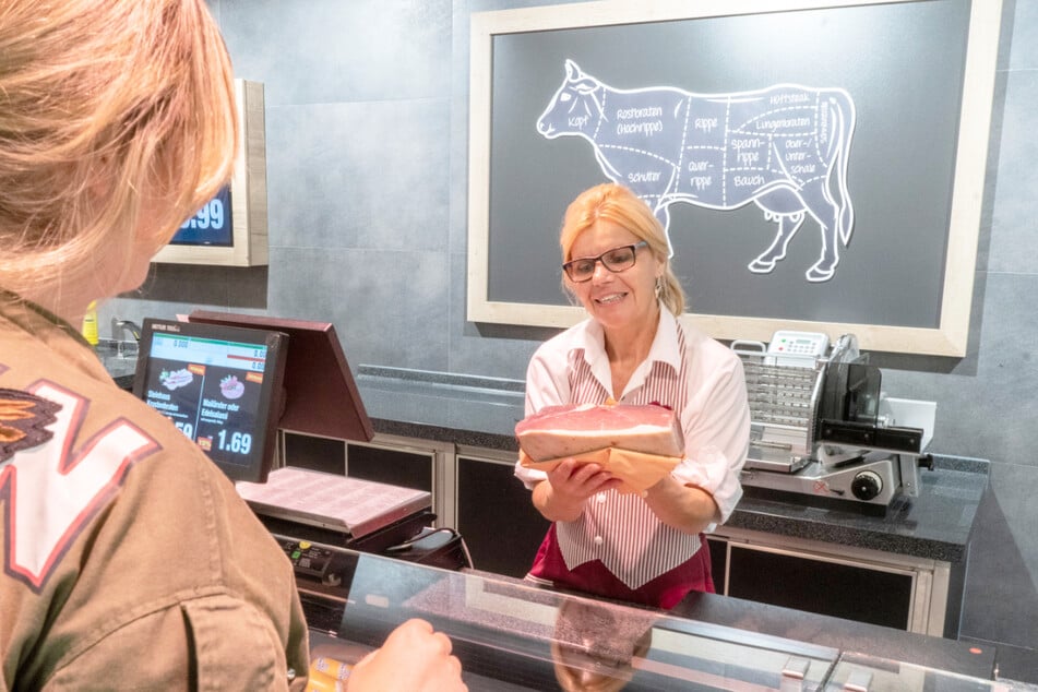 An der Frischetheke bei EDEKA dreht sich alles um Genuss, Qualität und persönliche Beratung.