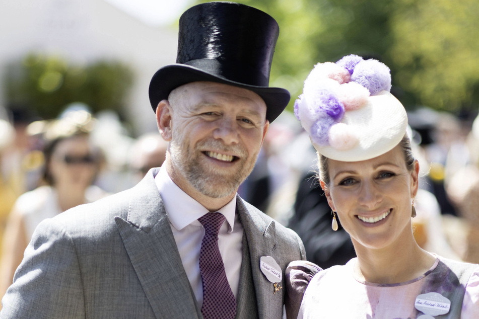 So kennen Mike Tindall (44, links) die Royal-Fans: Schick gekleidet und verschmitzt lächelnd an der Seite seiner Frau Zara Tindall (41).