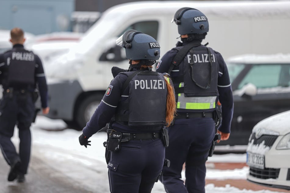 In Remscheid ist an einem Berufskolleg ein Fehlalarm ausgelöst worden. Dennoch war die Polizei mit einem Großaufgebot vor Ort.