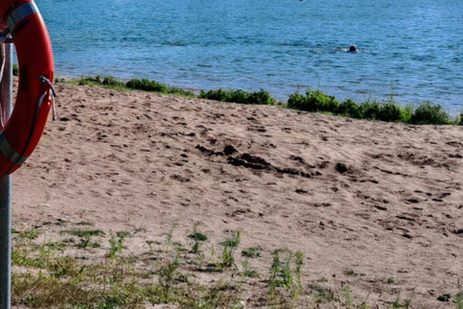 Plantschen mit Wasserleiche: Schwimmer ignorieren Badeverbot
