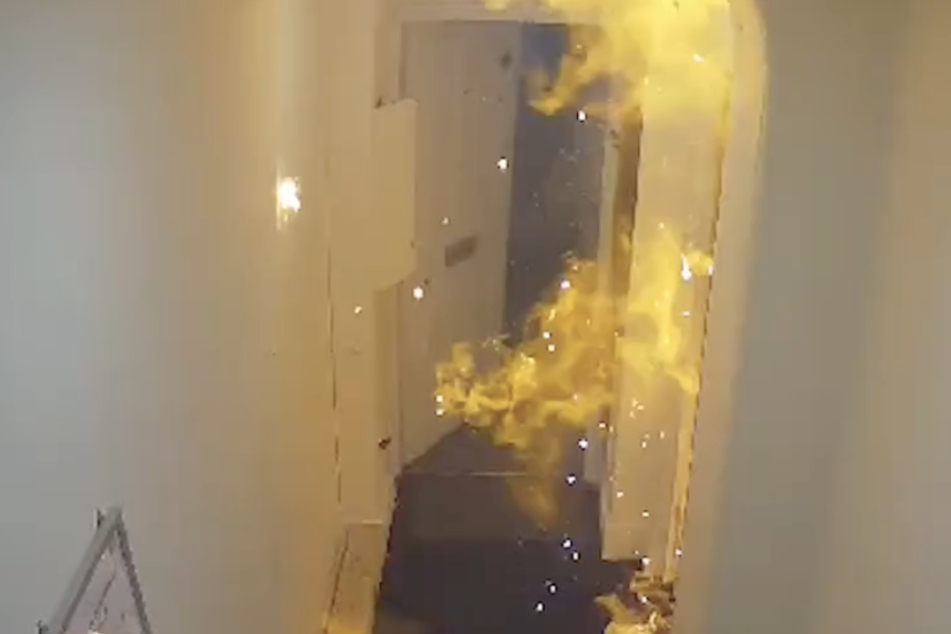 Kurz nachdem die Gasflasche explodiert war, stand der Hausflur in Flammen.