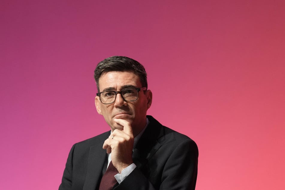 Großbritanniens Premierminister Andy Burnham (56) freut sich über die Auszeichnung.