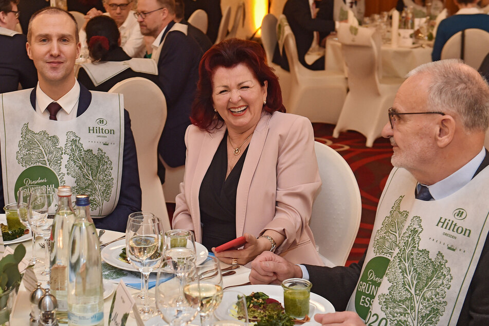 Grünkohlessen 2020 im Hilton - da binden sich selbst Promis wie Ex-Grünkohlkönigin Viola Klein (65, M.) ein Lätzchen um.