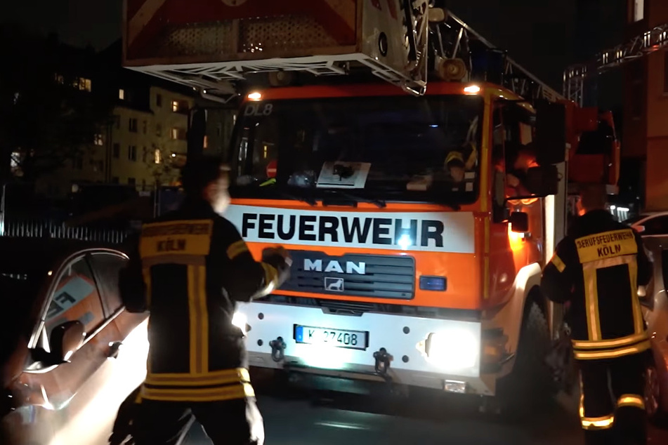 Köln: Feuerwehr Köln bittet um freie Anfahrt: Autos nicht in den Weg stellen!
