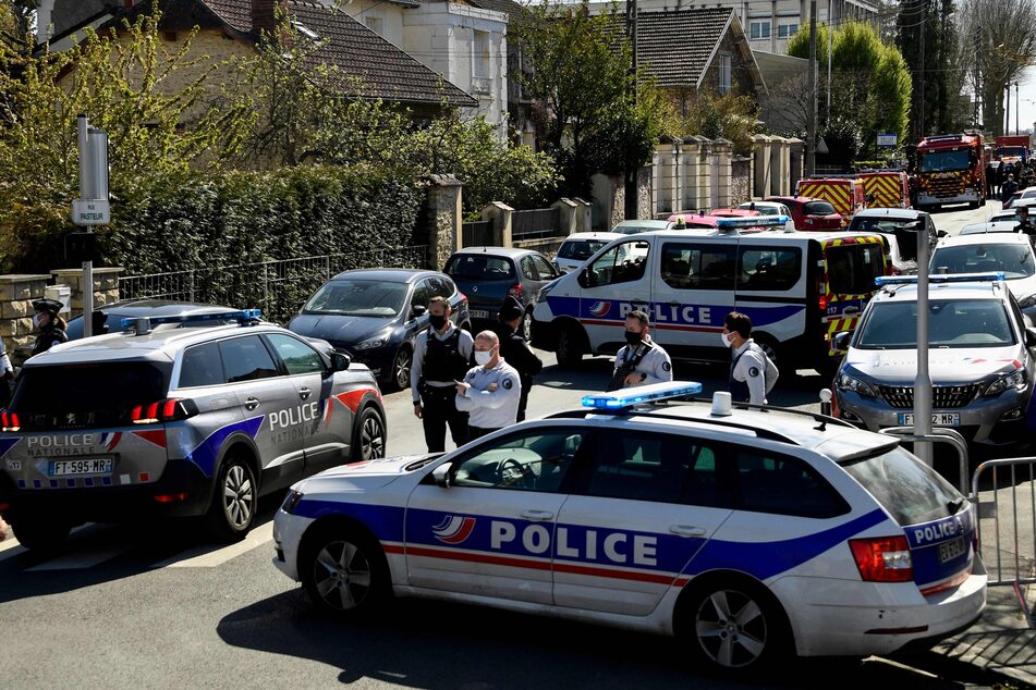 Französische Polizisten sperren die Straße in der Nähe der Polizeistation in Rambouillet nachdem eine Mitarbeiterin der Polizei getötet worden ist.