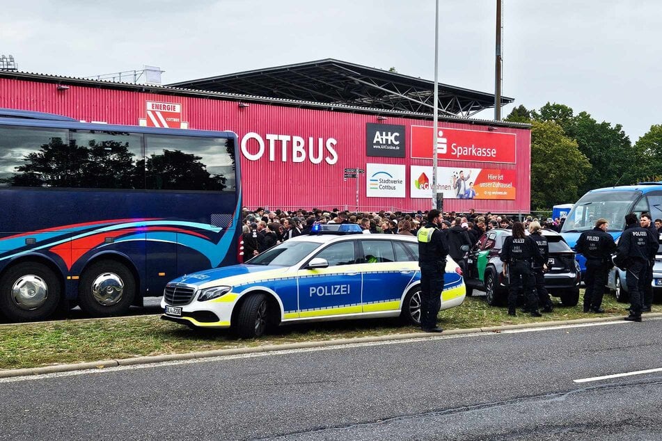 Die Gästefans strömen am Eingang hinter der Südtribüne in die Arena.