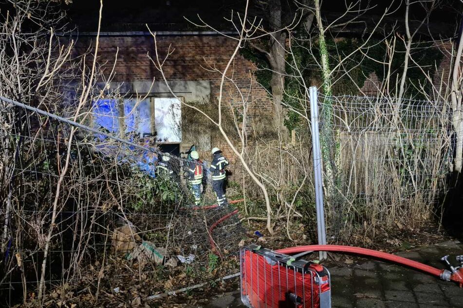 Mehrere Einsatzkräfte der Feuerwehr löschten den Brand.