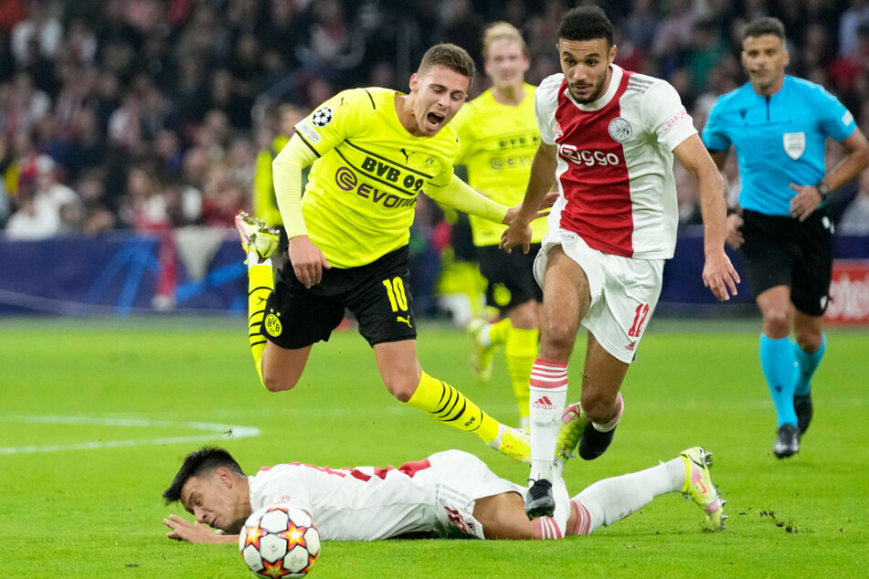 Noussair Mazraoui (24. r.) konnte im Dress von Ajax Amsterdam überzeugen und somit die Aufmerksamkeit des FC Bayern München auf sich ziehen.