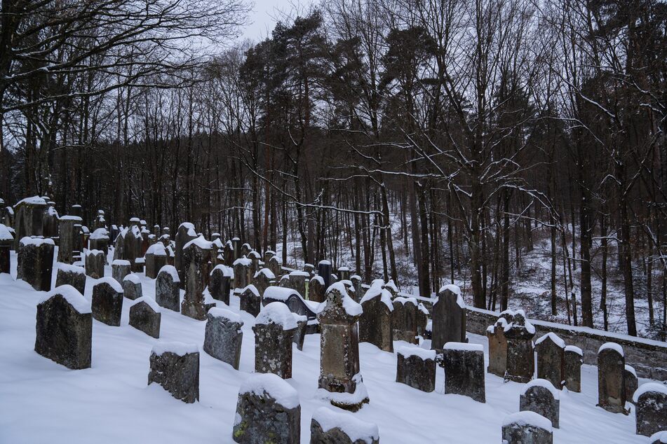 Der Jüdische Friedhof von Reckendorf im nördlichen Landkreis Bamberg und die Grabsteine auf dem Friedhof sind mit Schnee bedeckt.