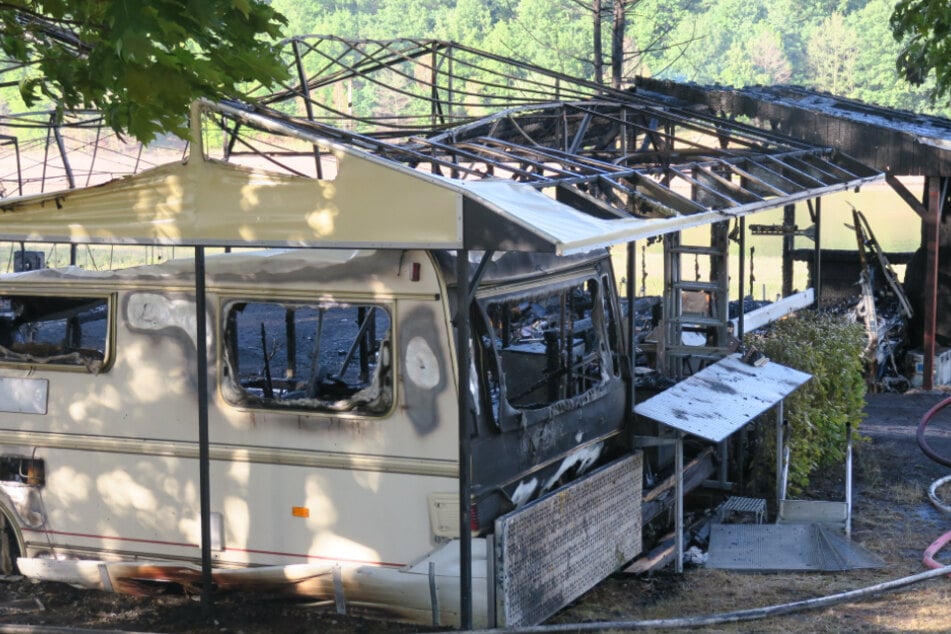 Nur einer von 15 Wohnwagen, die an der Koberbachtalsperre zerstört wurden.