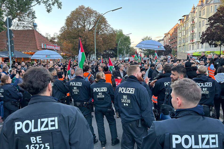 Polizisten hielten den Demonstrationszug am Kottbusser Damm auf.