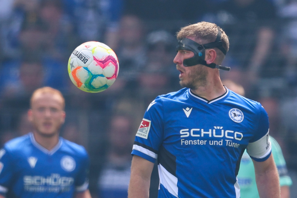 Im April 2022 zog sich Fabian Klos (36) eine schwere Kopfverletzung zu. Seitdem ging er nur noch mit Gesichtsmaske auf Torejagd.