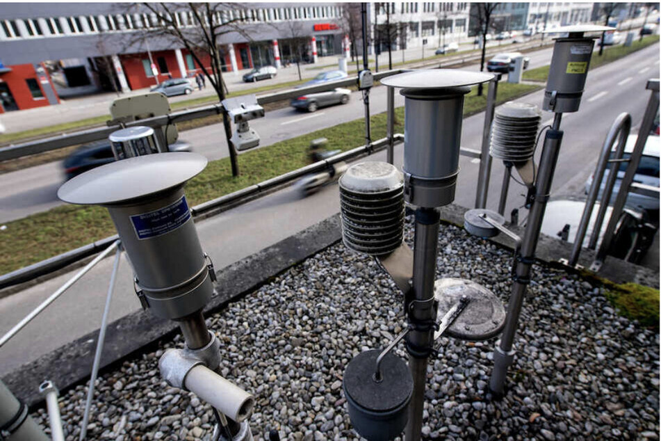 Mit speziellen Messgeräten, wie hier auf einer Messstation in München, wird die Qualität der Luft festgestellt.