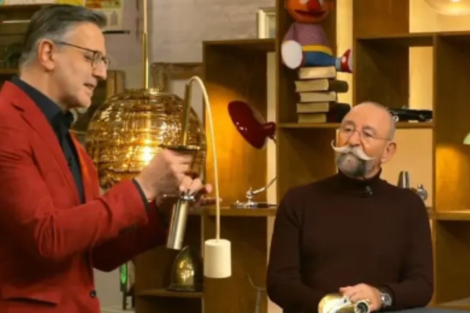 Unter den wachsamen Augen von Horst Lichter (63, r.) nimmt "Bares für Rares"-Experte Detlev Kümmel (57) die Vintage-Leuchten genau unter die Lupe.