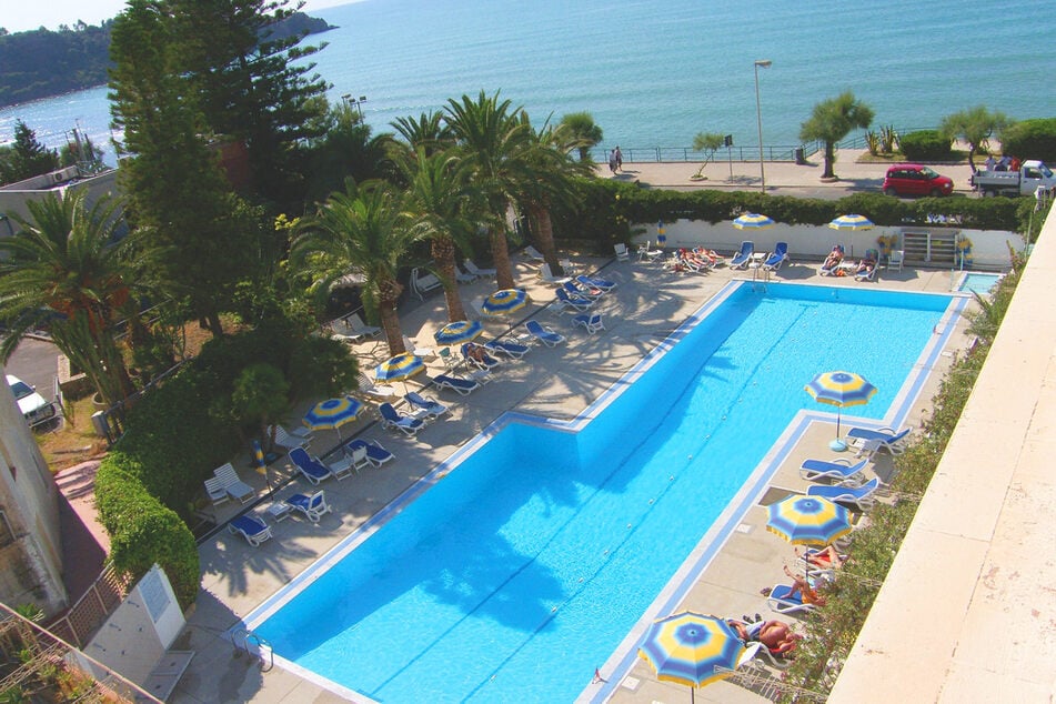 3,5*-Hotel Tourist: am Rande von Cefalù, direkt am Strand, familiengeführtes Hotel mit viel Flair, Liegen und Sonnenschirme am Strand kostenfrei