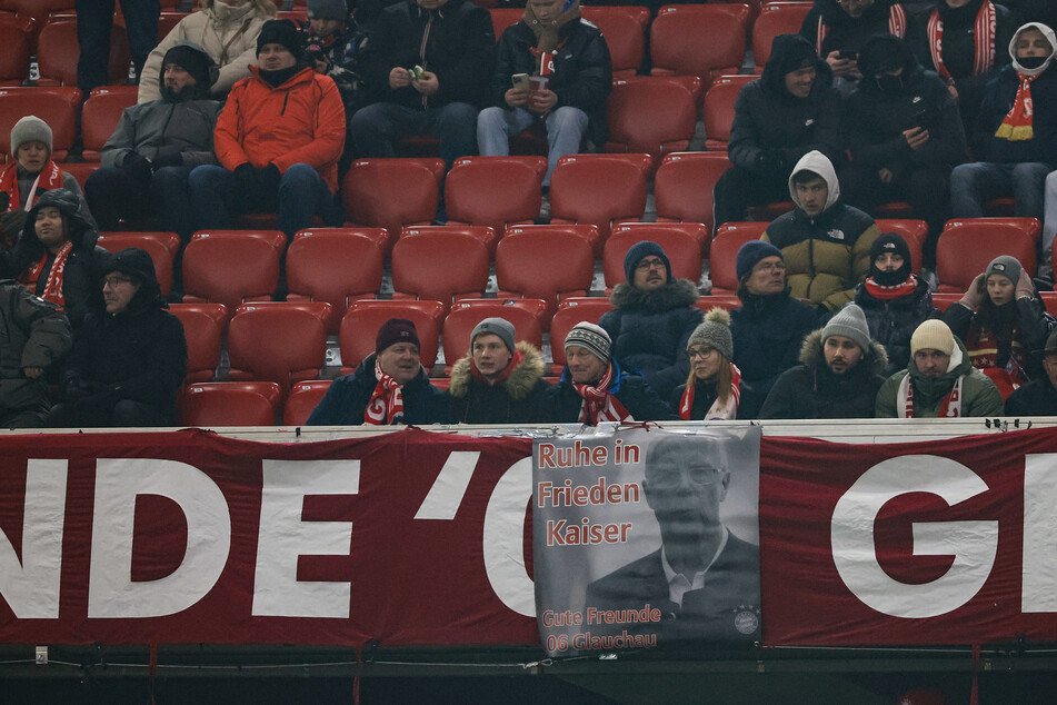 "Ruhe in Frieden Kaiser": Viele Fans in der Münchner Allianz Arena haben Plakate zu Ehren von Franz Beckenbauer mitgebracht.