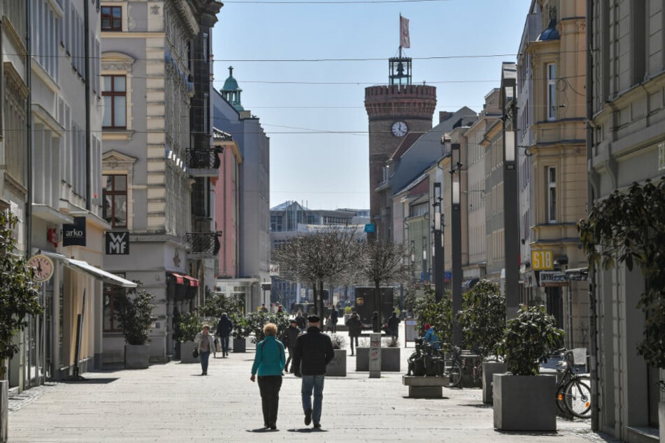 Nur wenige Menschen sind am Mittag in der Fußgängerzone der Spremberger Straße nahe dem Altmarkt unterwegs. (Archivbild)