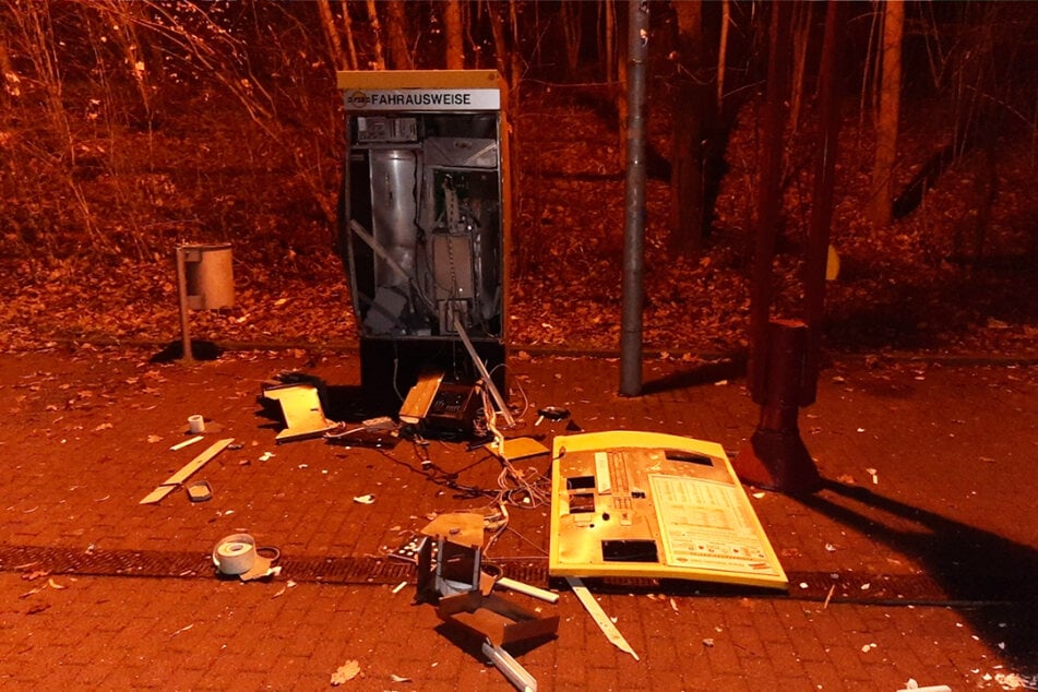 Auch an der Endhaltestelle Neundorf wurde ein Fahrzeugautomat in die Luft gesprengt.
