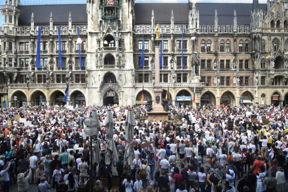 München: Corona-Demo in München: Tausende Menschen auf Marienplatz