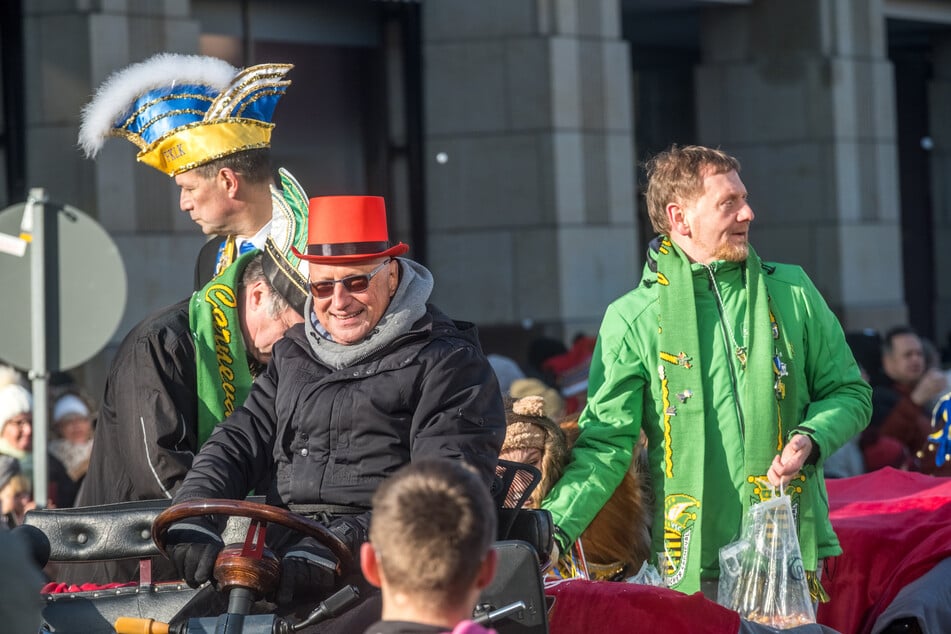 Der sächsische Ministerpräsident Michael Kretschmer (CDU, 50) mischte sich unter die Karnevalisten.