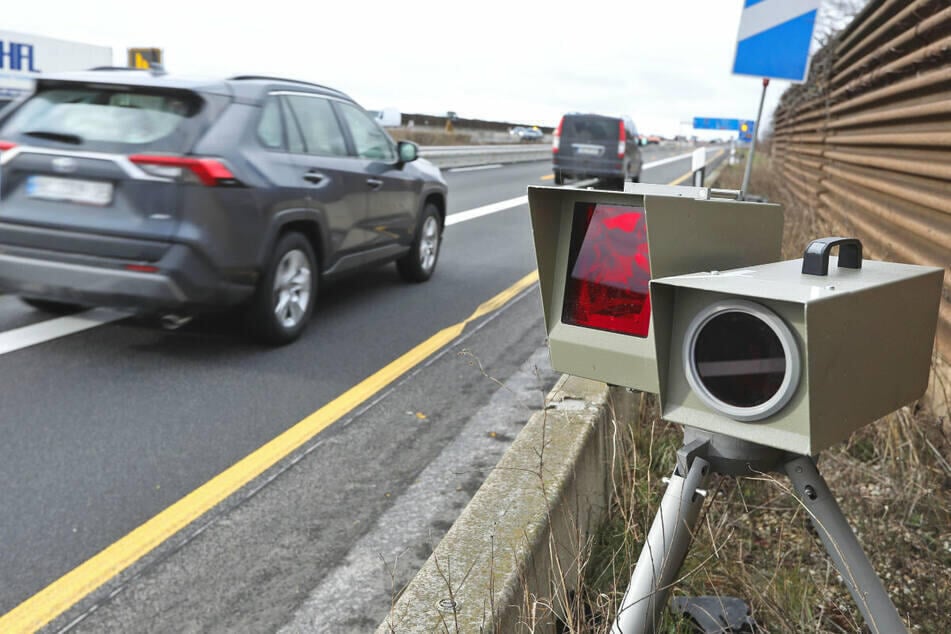 Auf der A4 im Bereich der Anschlussstelle Wüstenbrand führte die Polizei am Freitag Geschwindigkeitskontrollen durch. (Symbolbild)