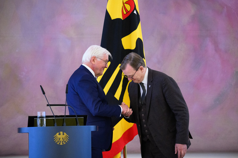 Thüringens Ministerpräsident Bodo Ramelow (l., 67, Linke) hat von Bundespräsident Frank-Walter Steinmeier (67) das Bundesverdienstkreuz erhalten.