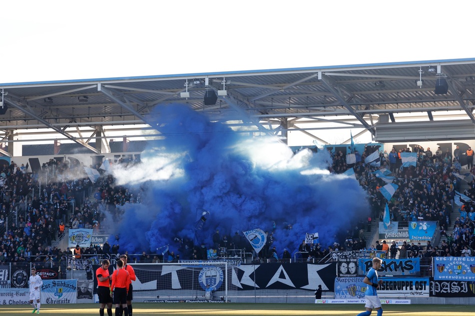 Weil CFC-Fans Rauchtöpfe anbrannten und dadurch das Spiel gegen Jena nicht pünktlich starten konnte, müssen die Himmelblauen nun eine Strafe zahlen.