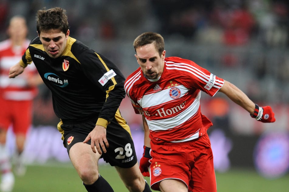 In seiner letzten Bundesliga-Saison 2008/09 lief Cottbus ebenfalls in schwarz-goldenen Auswärtstrikots auf. Gegner damals: Bayern München mit Superstar Franck Ribéry (r.).